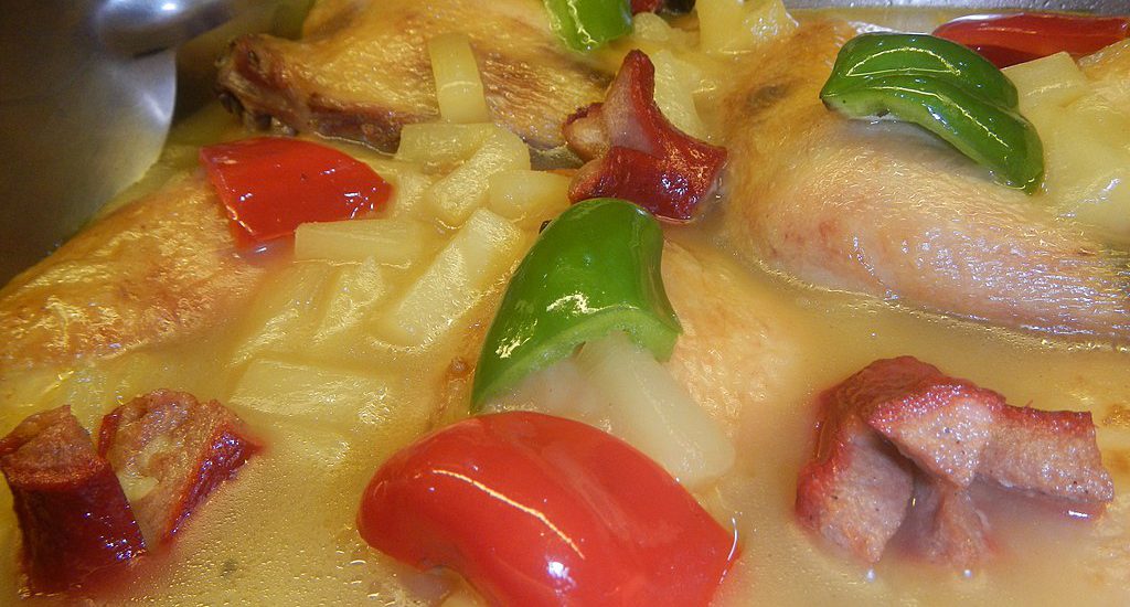 Poulet à la noix de coco et ananas (Pininyahang Manok)