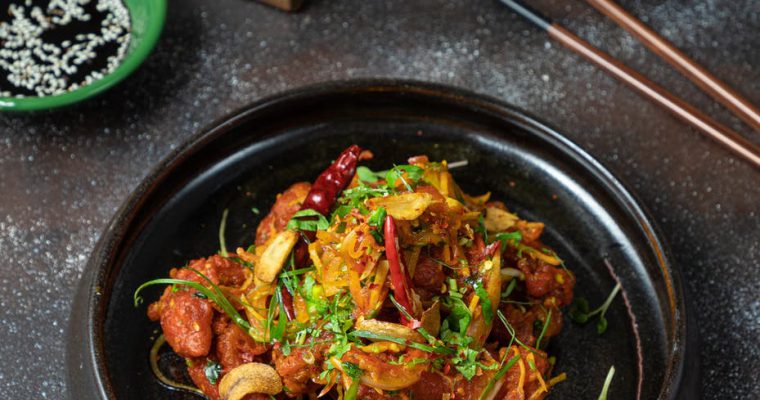 Nouilles de riz végétariennes avec sauce aux arachides