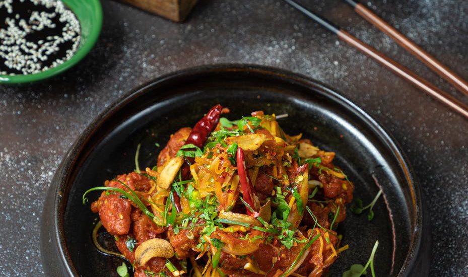 Nouilles de riz végétariennes avec sauce aux arachides
