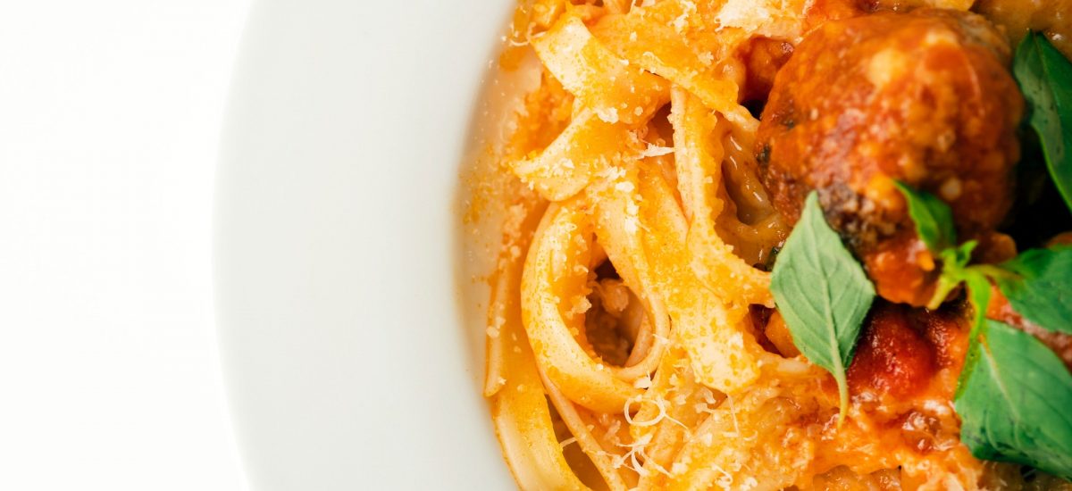 Boulettes de veau, porc, agneau aux oignons caramélisés et poireaux