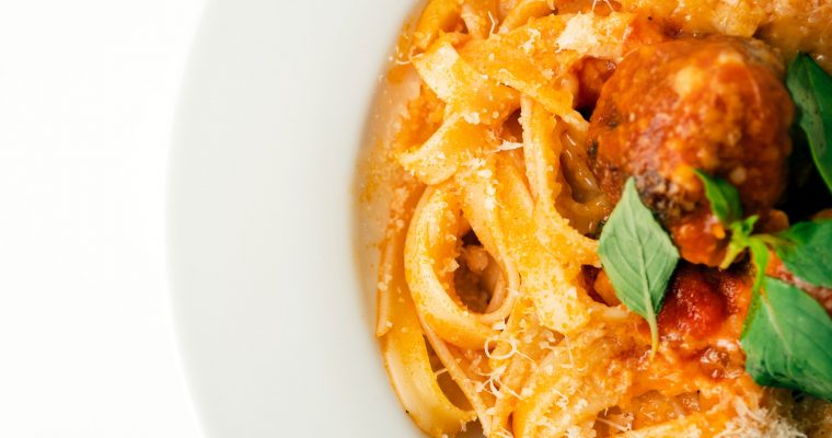 Boulettes de veau, porc, agneau aux oignons caramélisés et poireaux