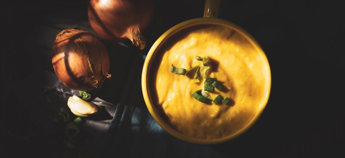 Crème de patates douces, bacon, citronnelle et curry rouge thaï