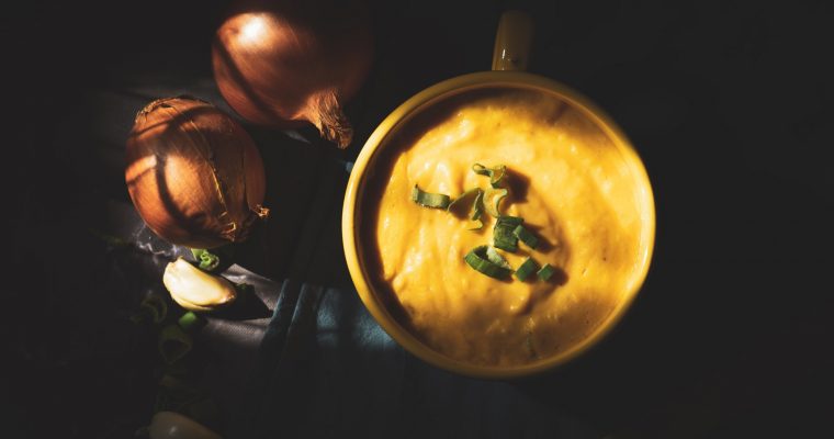 Crème de patates douces, bacon, citronnelle et curry rouge thaï