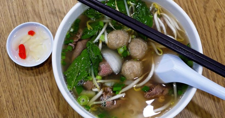 Bouillon japonais au miso et boulettes de poulet