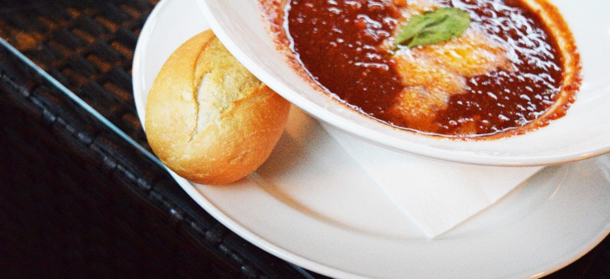 Soupe aux poivrons rouges, tomates et citron vert