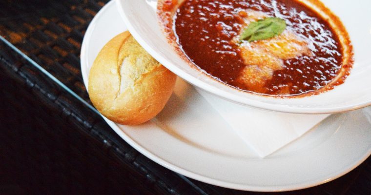 Soupe aux poivrons rouges, tomates et citron vert