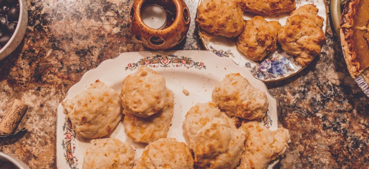 Biscuits au cheddar, ail et carvi