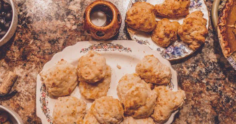 Biscuits au cheddar, ail et carvi