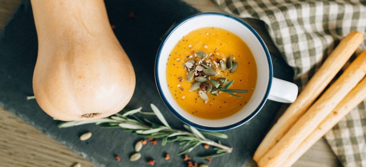 Soupe repas aux légumes racines, citronnelle et curry rouge thaï