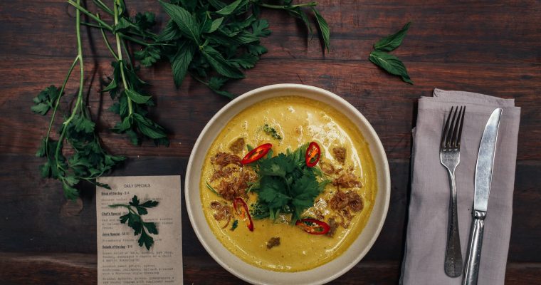 Soupe au saumon et curry