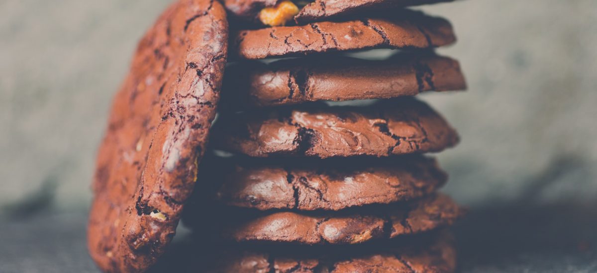Biscuits moelleux à la mélasse de dattes, pistaches, chocolat et fleur d&rsquo;oranger