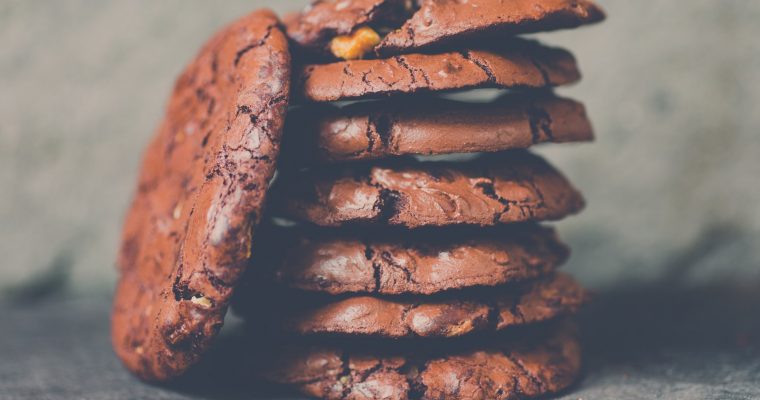 Biscuits moelleux à la mélasse de dattes, pistaches, chocolat et fleur d&rsquo;oranger
