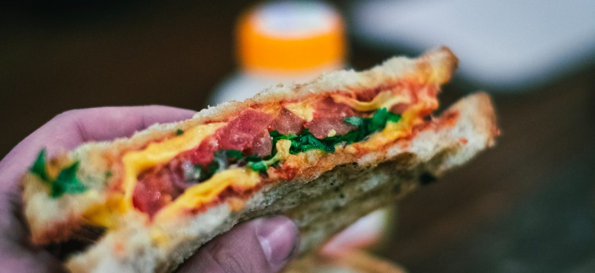 Grilled cheese au bacon, oignons caramélisés et graines de carvi