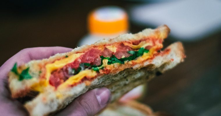 Grilled cheese au bacon, oignons caramélisés et graines de carvi