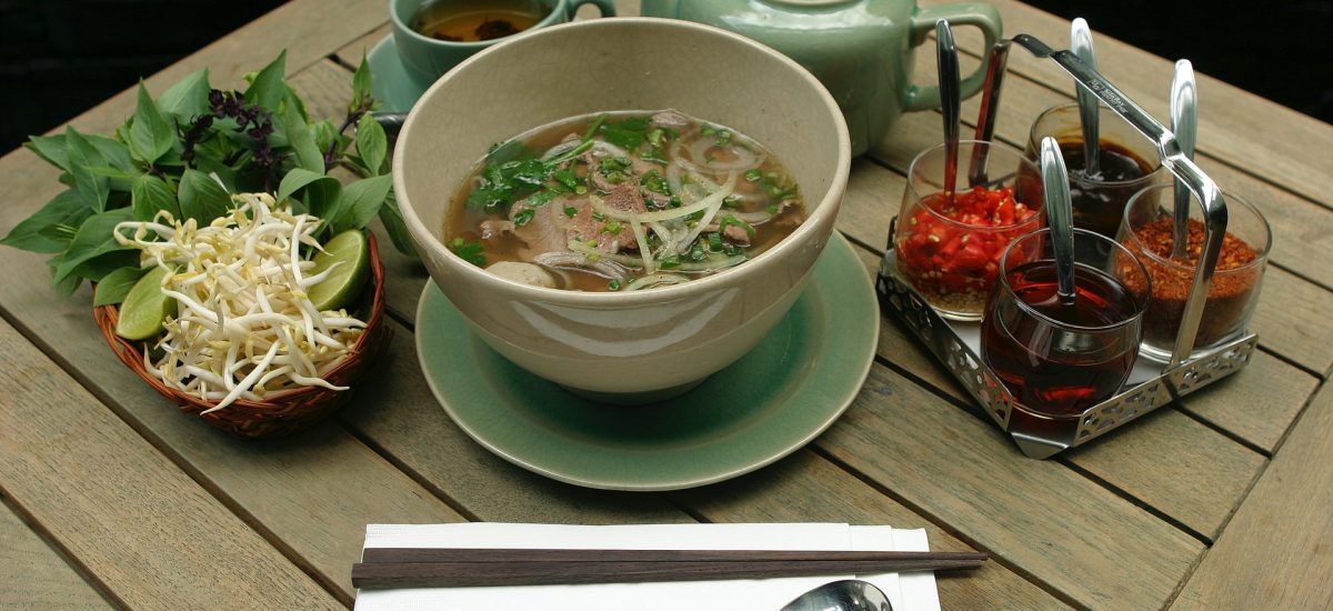 Soupe asiatique aux légumes, lime kaffir et poulet