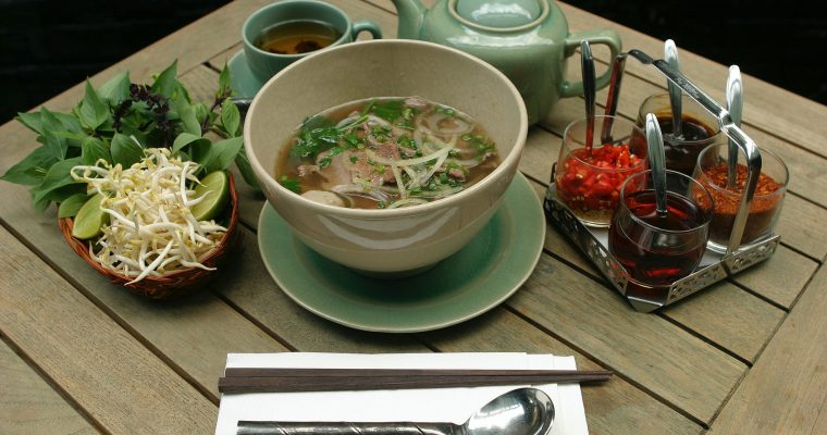 Soupe asiatique aux légumes, lime kaffir et poulet