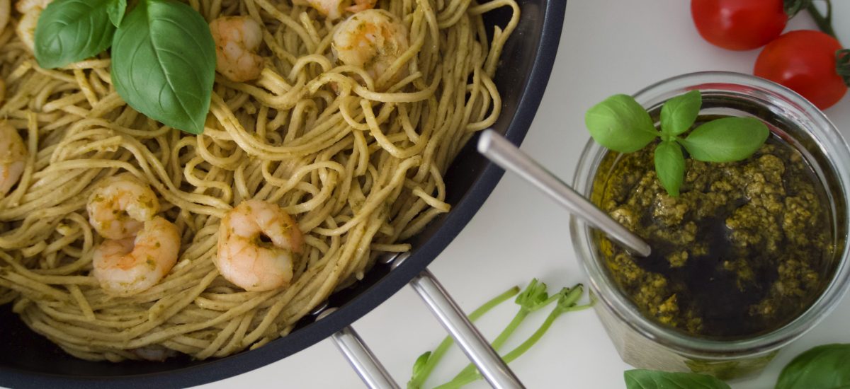 Pâtes au pesto, perles de mozzarella et crevettes