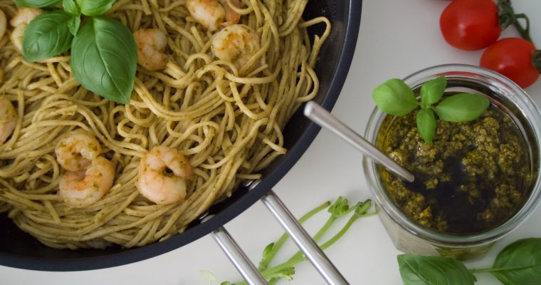 Pâtes au pesto, perles de mozzarella et crevettes