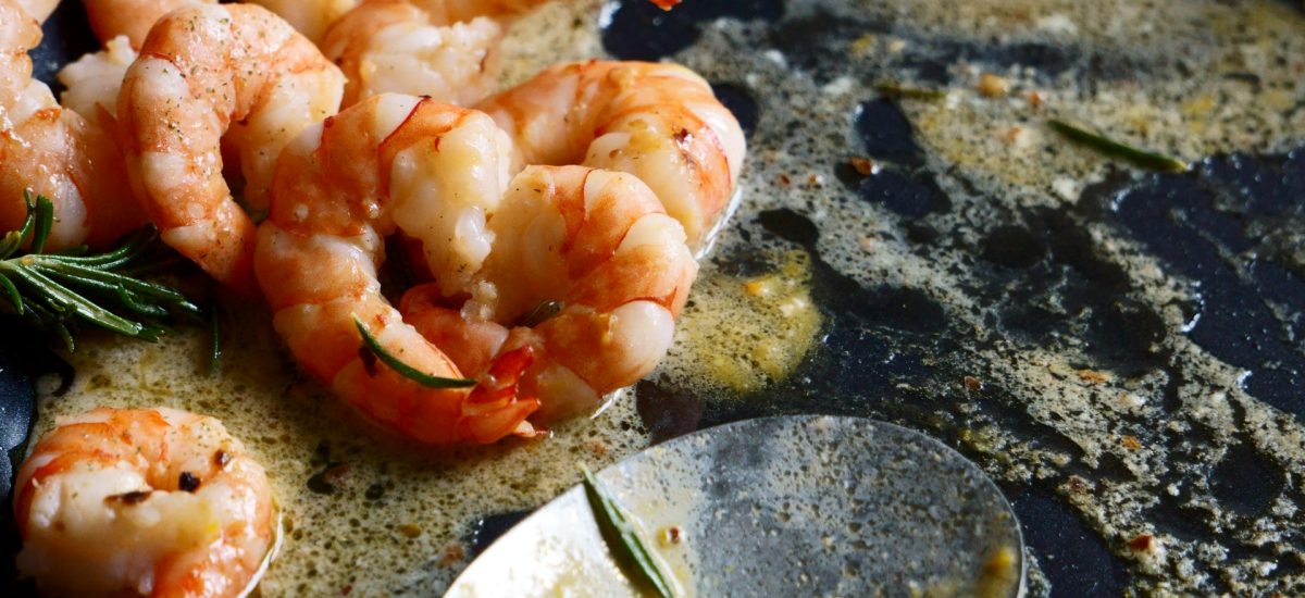 Penne aux crevettes, sauce tomates et herbes fraiches