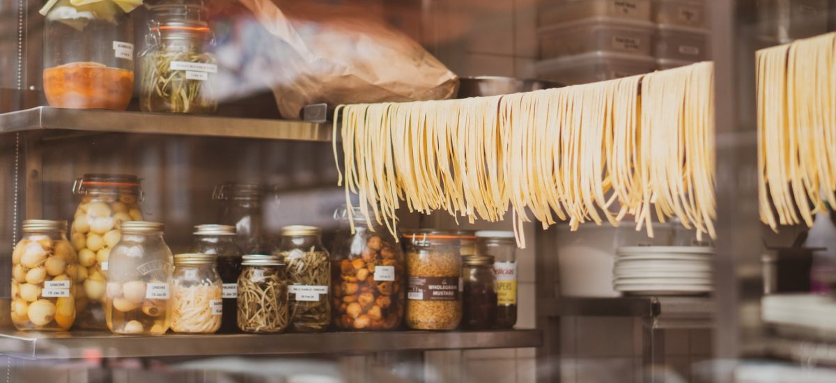 Tagliatelles au poulet, crème de coco et épices