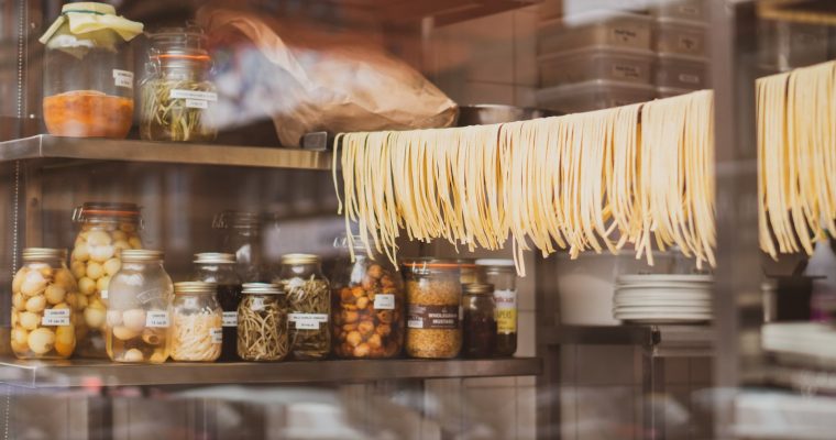 Tagliatelles au poulet, crème de coco et épices