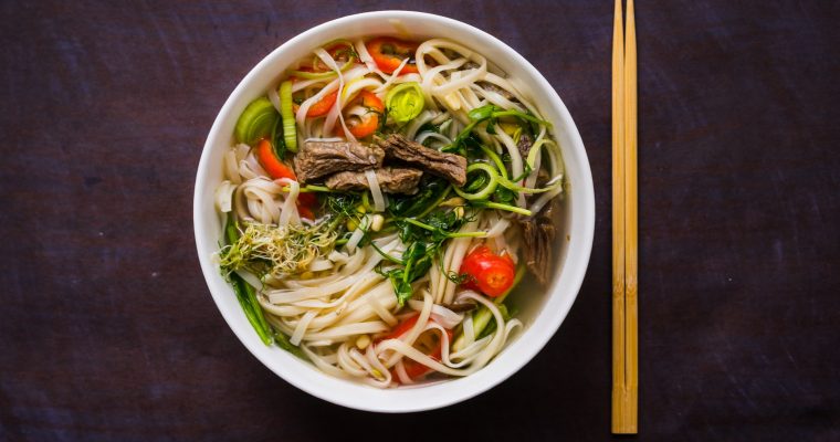 Soupe asiatique aux nouilles et au bœuf