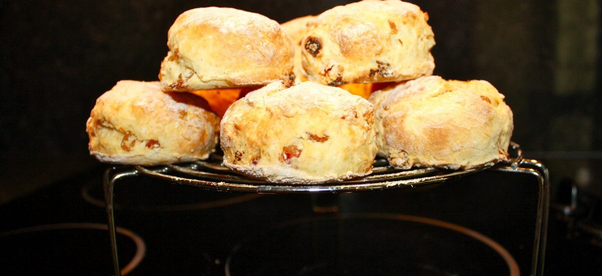 Scones au poivron rouge, à l&rsquo;oignon et au fromage