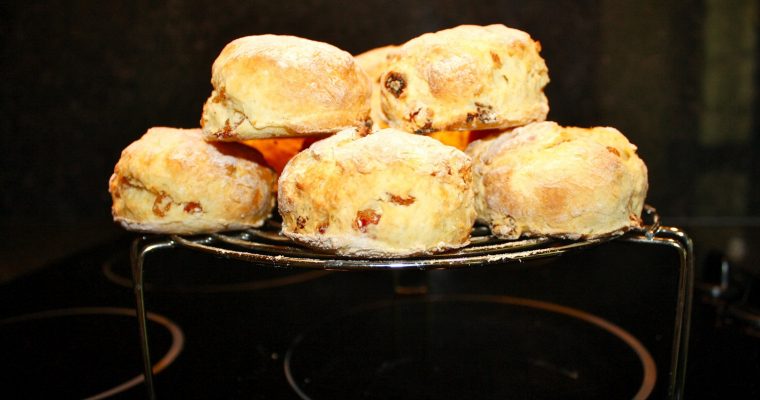 Scones au poivron rouge, à l&rsquo;oignon et au fromage