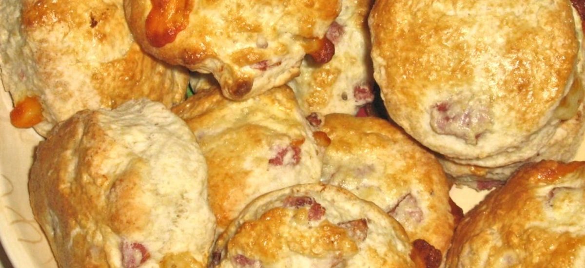 Scones à l&rsquo;échalote rôtie, au gruyère, au carvi et au thym