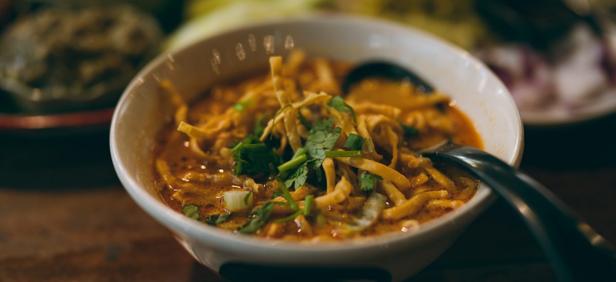 Bouillon au curry, bœuf et nouilles (Khao soi)