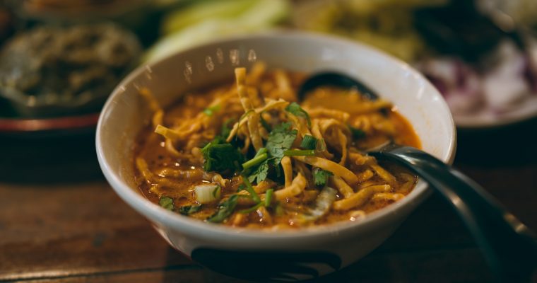 Bouillon au curry, bœuf et nouilles (Khao soi)