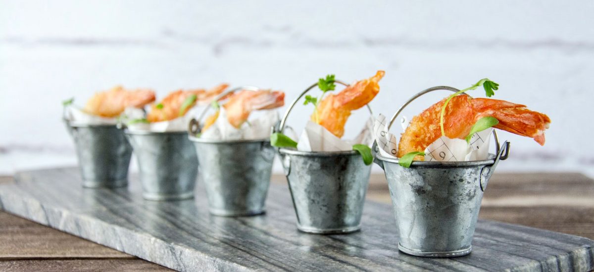 Crevettes poêlées aux pistaches, oignons verts et épices