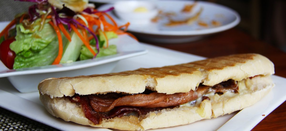 Panini œuf brouillé, oignons confits et fromage