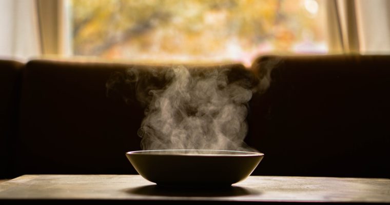 Soupe aigre-piquante asiatique aux boulettes de porc