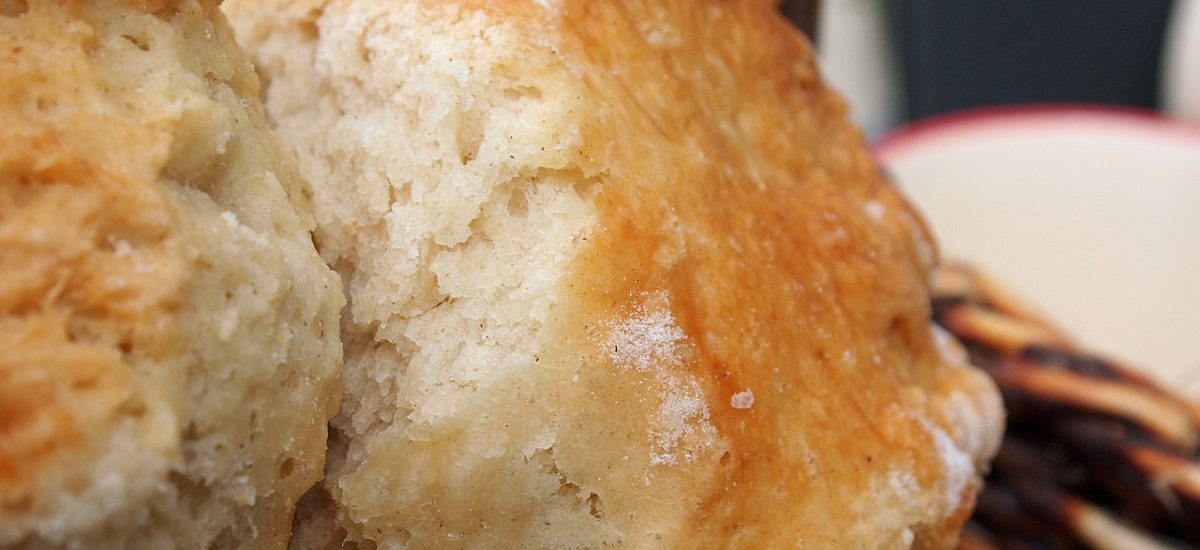 Scones oignons marinés, pomme et cheddar