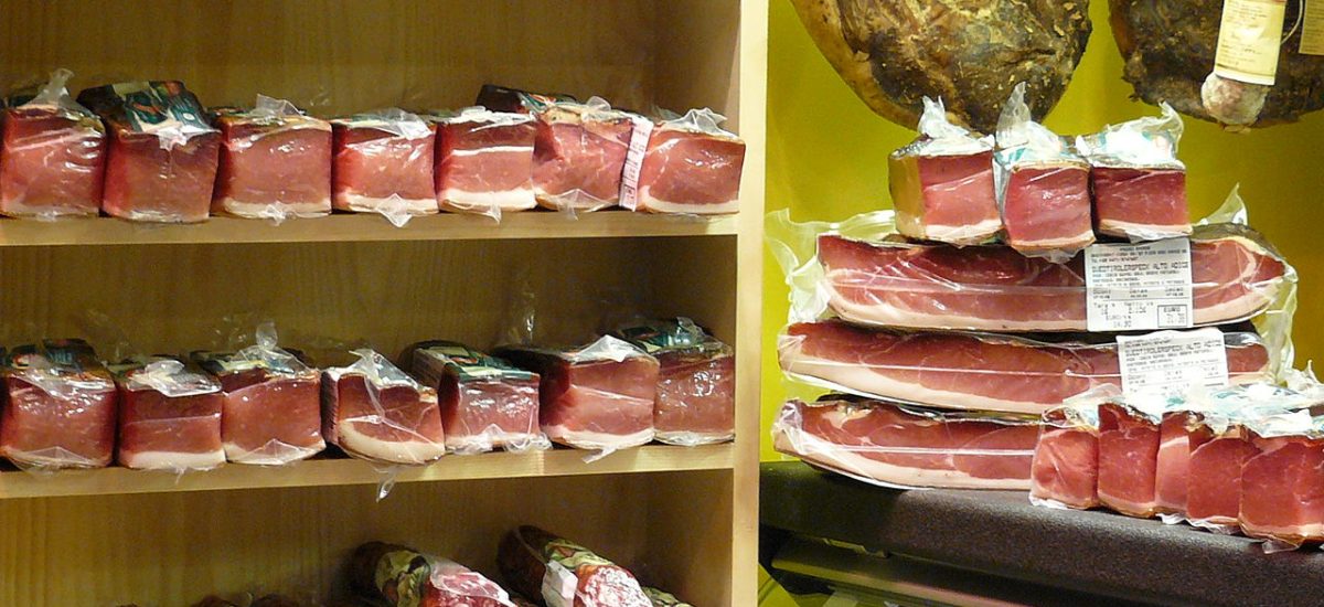 Tagliatelles à la sauce tomate crémeuse, au speck, porcini (bolets) et basilic