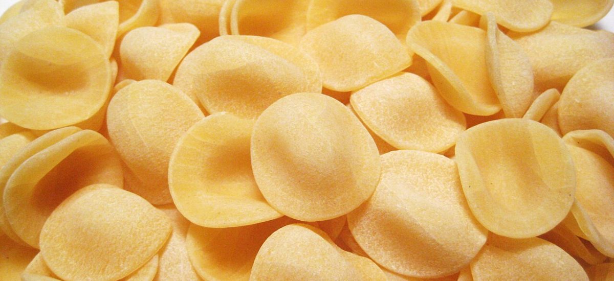 Orecchiette à la pancetta, oignons caramélisés, pistaches et sauge