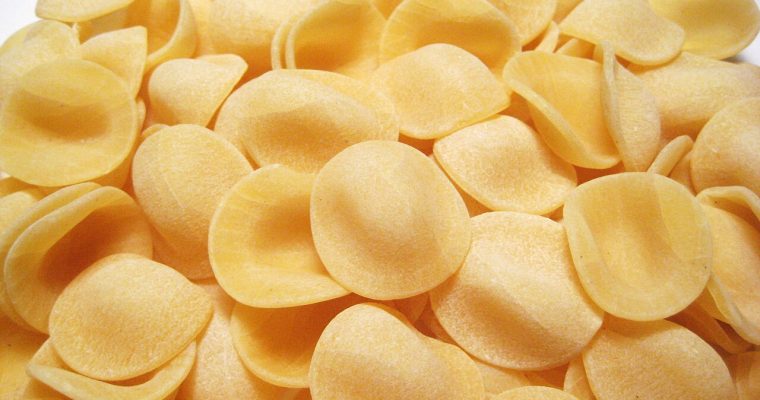 Orecchiette à la pancetta, oignons caramélisés, pistaches et sauge