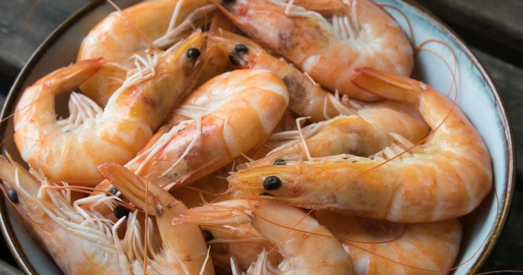Crevettes au four avec orzo, tomates et feta