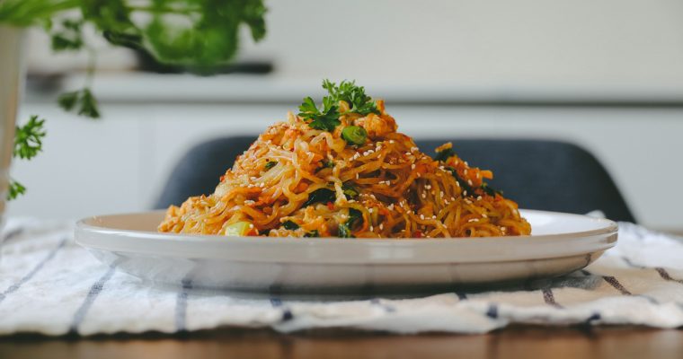 Salade de nouilles au sésame avec huile pimentée et oignons verts